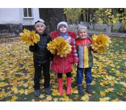 Діти з осіннім листям. Дитячий садок Чайка Сватове