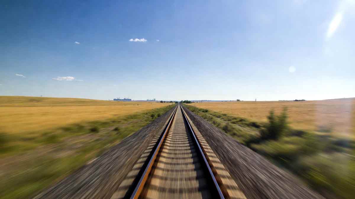 Потяг мчить через степи Луганщини, швидкість, сонячний день, краєвиди Сватового та Лисичанська